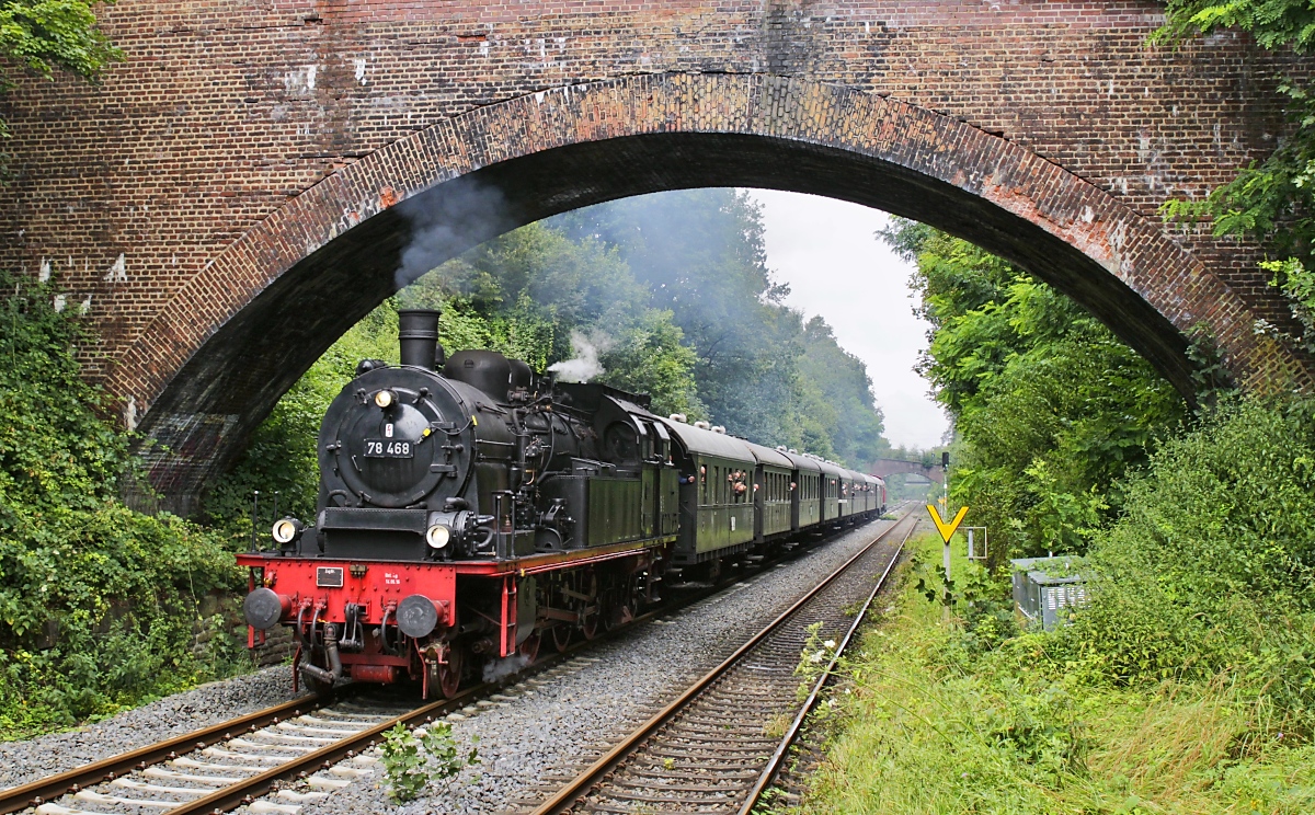 Mit dem Lengericher Traditionszug waren die 78 468 und 212 079-8 am Zugschluß am 28.08.2021 auf einer Rundfahrt durch das Bergische Land unterwegs, hier durchfahren sie Solingen-Schaberg