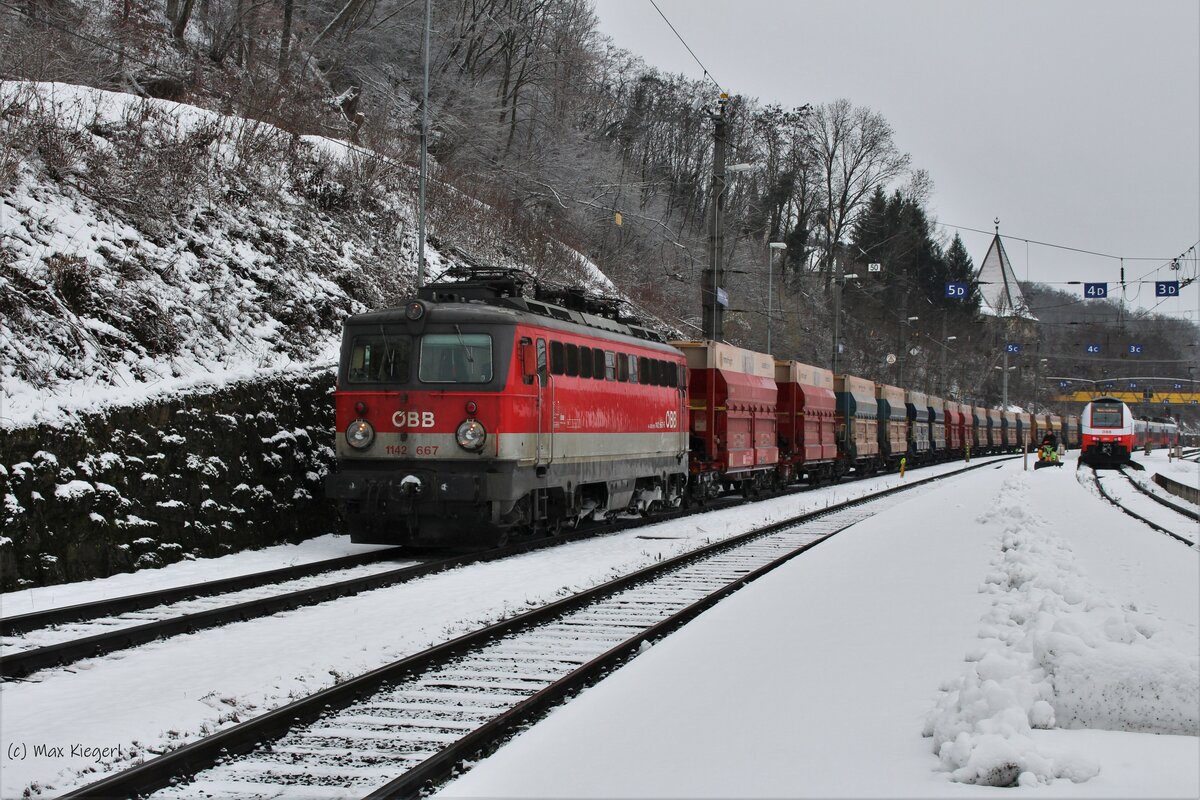 Mit dem LGAG47407 von Leoben Donawitz kommend rollt am 22.1.2023 die 1142 667 in den Bahnhof Spielfeld-Straß ein.
Hier wurde von der 1142 auf eine slowenische 541 umgespannt.