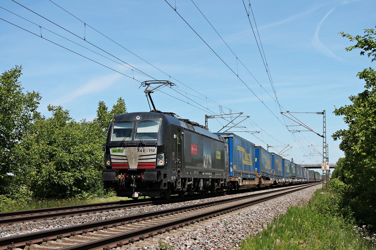 Mit dem  LKW Walter -KLV (Geleen-Lutterade - Novara Boschetto) fuhr am Mittag des 27.05.2020 die MRCE/BLSC X4 E-712 (193 712-7) bei Hügelheim über die KBS 702 durchs Markgräflerland in Richtung Müllheim (Baden).