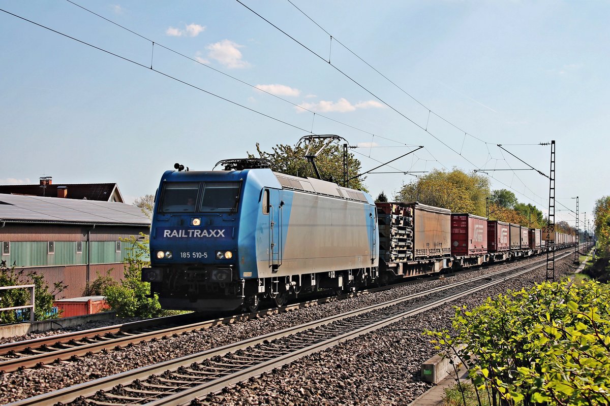 Mit dem  MAGETRA -KLV fuhr am Nachmittag des 13.04.2017 die ATLU/RTX 185 510-5 südlich von Heitersheim durchs Rheintal in Richtung Freiburg (Breisgau).