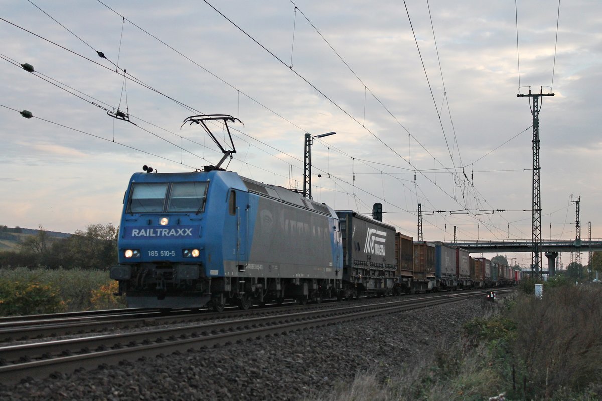 Mit dem  Magetra -KLV nach Belgien fuhr am 19.10.2017 die ATLU/RTX 185 510-5 nördlich von Müllheim (Baden) durchs Rheintal gen Freiburg (Breisgau).