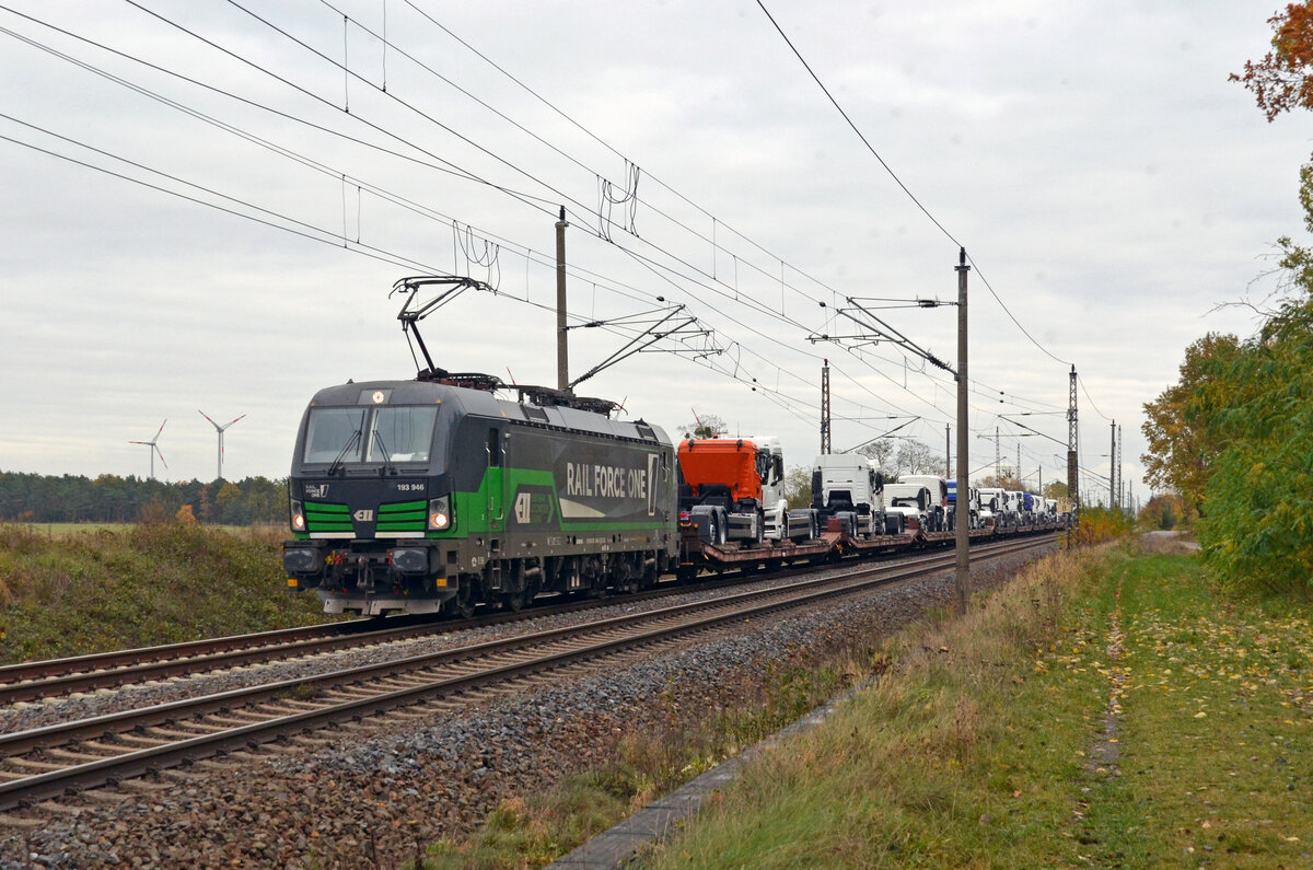 Mit dem MAN-Zugmaschinen-Zug aus Polen rollt 193 946 der RFO am 12.11.23 durch Wittenberg-Labetz Richtung Dessau.