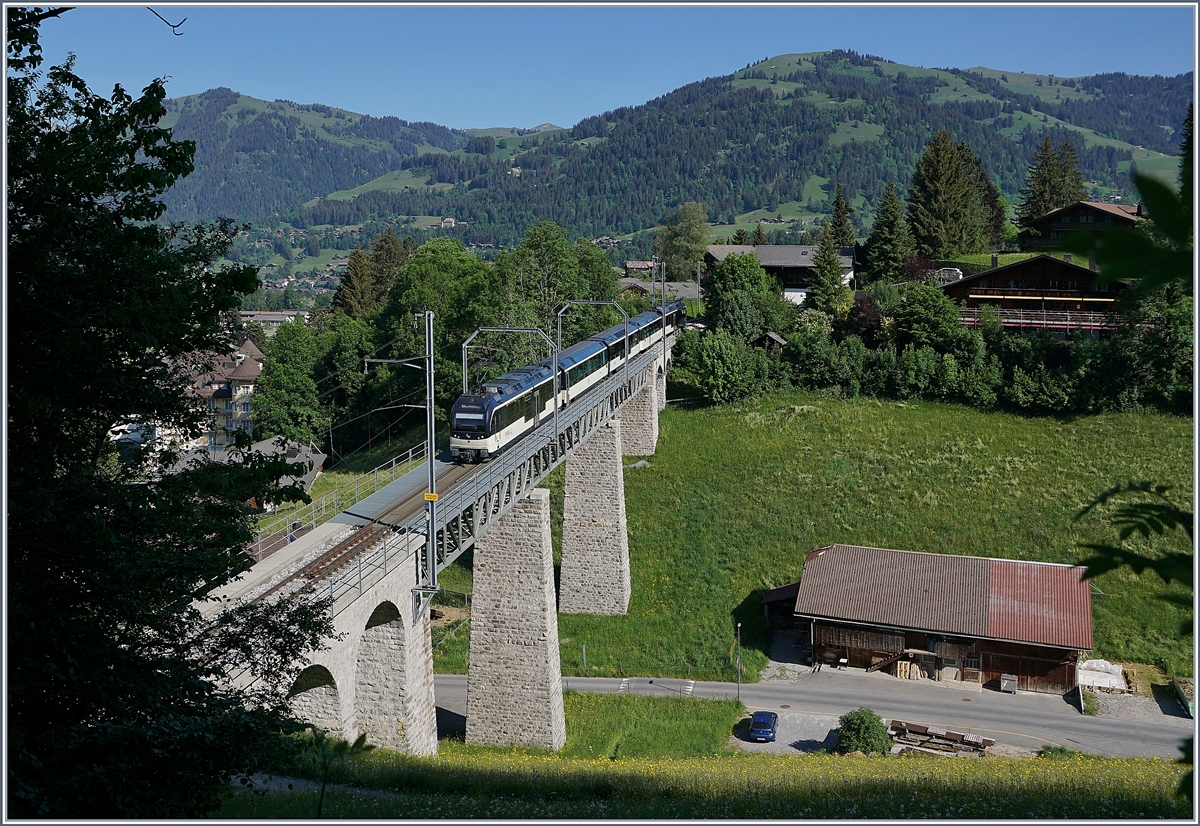 Mit dem MOB  Alpina  ABe 4/4 9301 erreicht der Regionalzug 2213 von Zweisimmen nach Montreux in Kürze Gstaad. 

2. Juni 2020