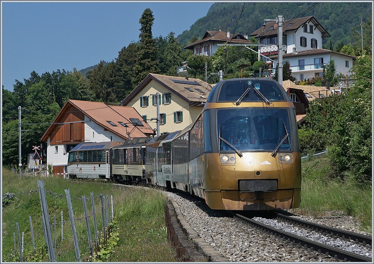 Mit dem MOB Ast 152 in GoldenPass Farben an der Spitze fährt der PE 2119 von Zweisimmen nach Montreux kurz vor seinem Ziel in Planchamp vorbei. 

18. Mai 2020