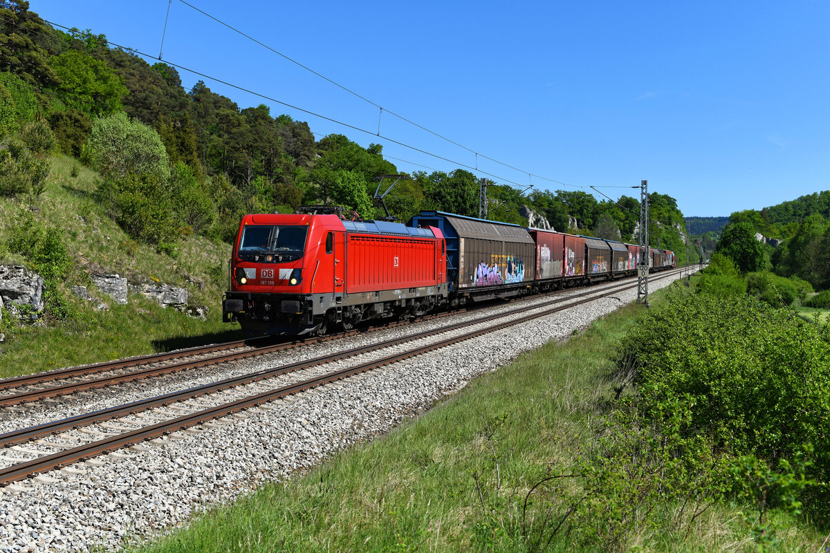 Mit dem nachmittäglichen Autoteilezug, der zwischen den Werken Ingolstadt und Heilbronn des Herstellers Audi verkehrt, konnte ich am 14. Mai 2022 die noch nicht mal ein Jahr für DB Cargo im Einsatz stehende 187 199 bei Hagenacker im Altmühltal fotografieren.  