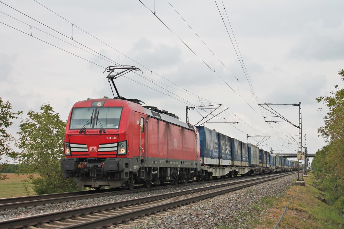 Mit dem  nelevat -Containerzug aus Rotterdam fuhr am Mittag des 19.05.2019 die 193 345 bei Hügelheim im Markgräflerland über die Rheintalbahn in Richtung Schweizer Grenze.