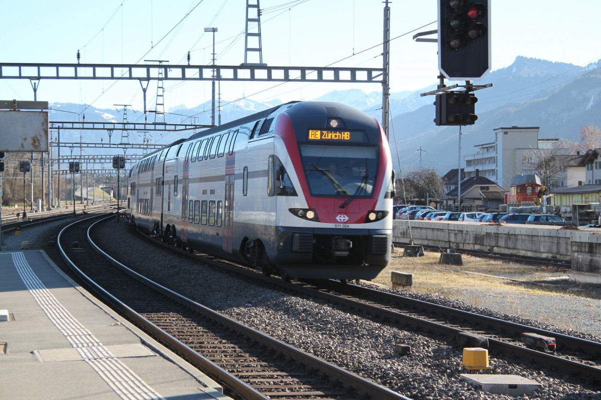 Mit dem neuen Fahrplan(ab 15.12.13)fahren auch Stadler Dosto Triebzüge zwischen Chur und Zürich HB.Hier ein RE nach Zürich bei der Einfahrt in Sargans/SG.
16.12.13