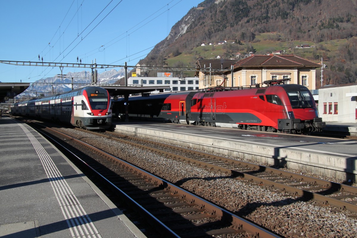 Mit dem neuen Fahrplan(ab 15.12.13)fahren auch Stadler Dosto Triebzüge zwischen Chur und Zürich HB.Links ein RE nach Chur in Sargans/SG.Rechts ein Railjet nach Zürich HB.16.12.13