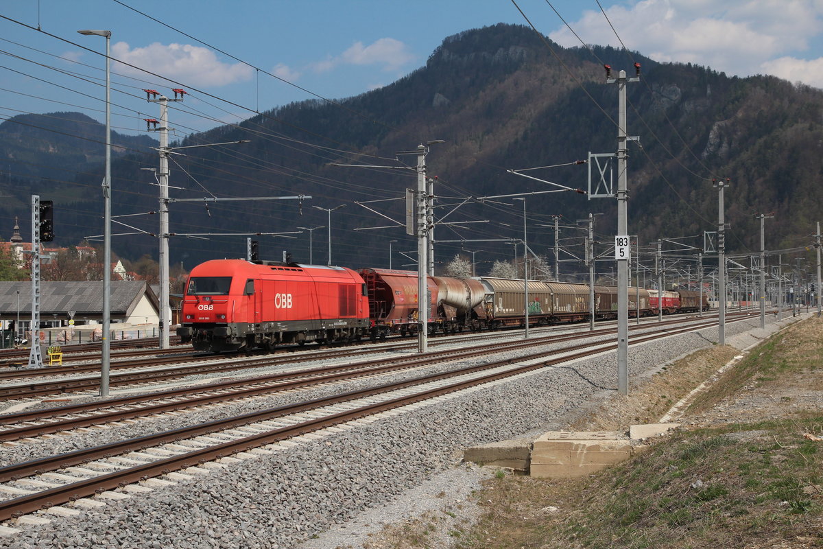 Mit dem NG62753 steht um die Mittagszeit des 10.4.2020 die 2016 085 in Frohnleiten Abfahrbereit in Richtung Graz Vbf.
Der Zug befördert leere Wagen mit denen Rohstoffe wie zB Kaolin oder Schlammkreide für die Herstellung von Papier und beladene Wagen mit zB Papierrollen.
