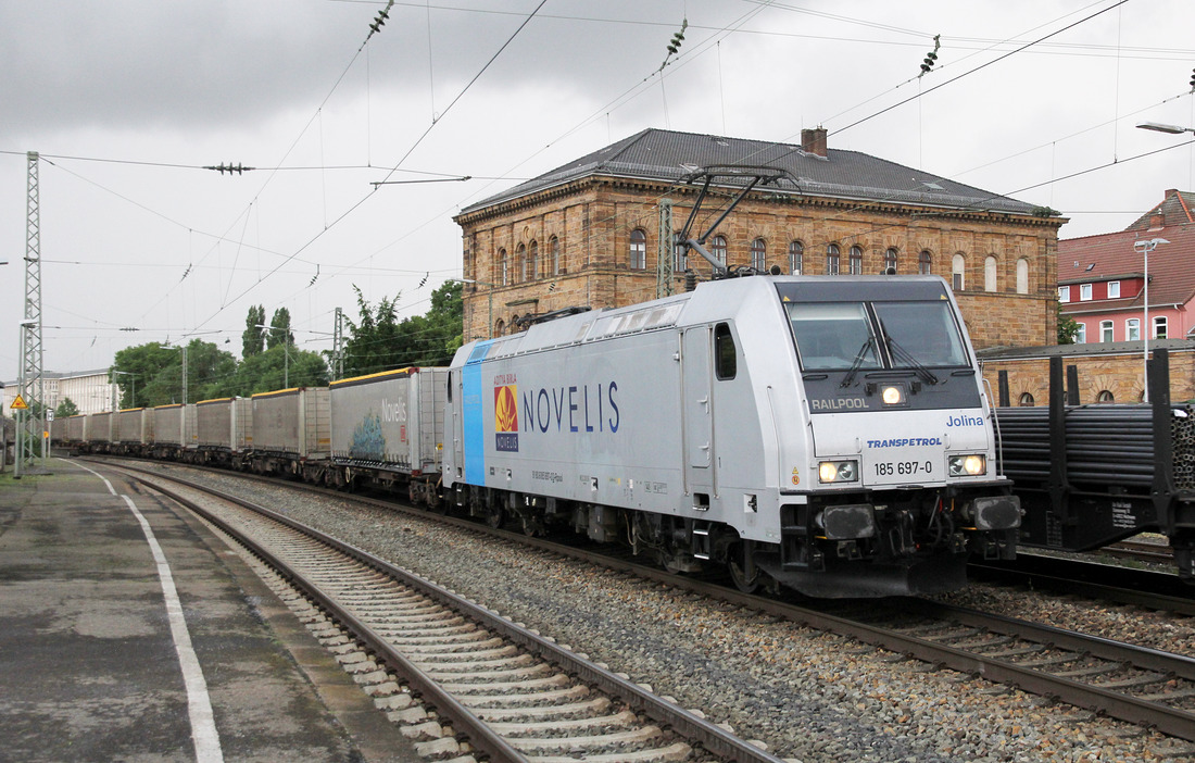 Mit dem Nievenheimer Aluverkehr wurde am 28. Juni 2017 die auf den Namen  Jolina  getaufte 185 697 fotografiert.