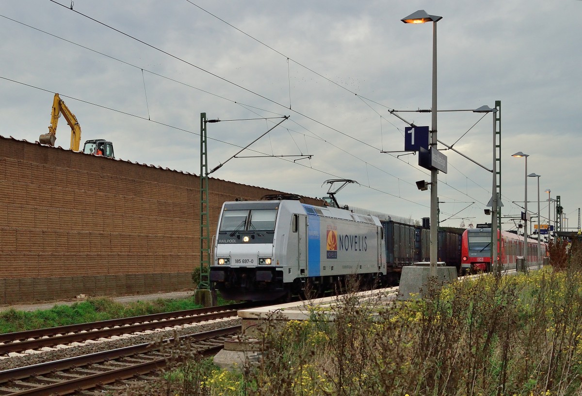 Mit dem Nievenheimer am Hacken kommt die 185 697-0 durch Allerheiligen gefahren. 25.10.2013