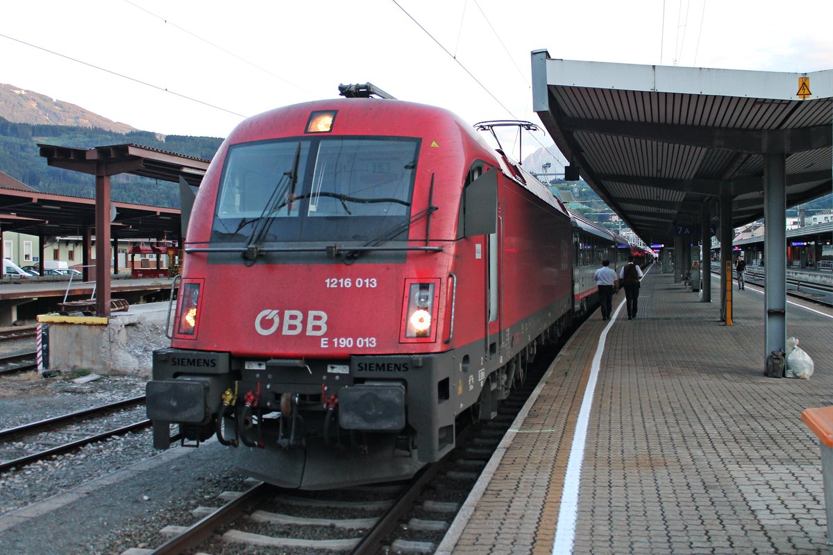 Mit dem NJ 420/40420 (Innsbruck Hbf - Düsseldorf Hbf/Hamburg Altona) und den zwei Ersatzwagen für den EC 82 an der Zugspitze stand am Abend des 04.07.2018 die 1216 013 (E 190 013), welche den Zug bis nach München Hbf bespannte, im Startbahnhof und wartete auf die Ausfahrt in Richtung Wörgl.
