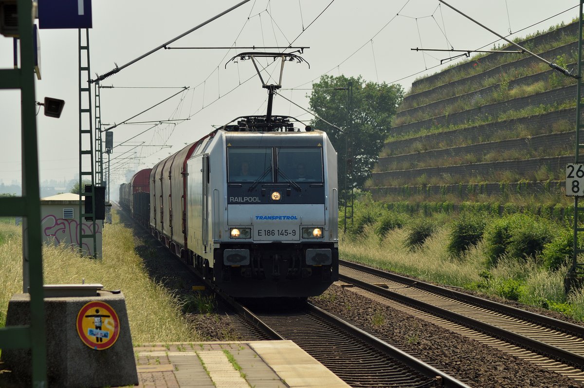 Mit dem Nordheimer kommt die 186 145-9 am Sonntag den 5.6.2016 aus Nievenheim. 