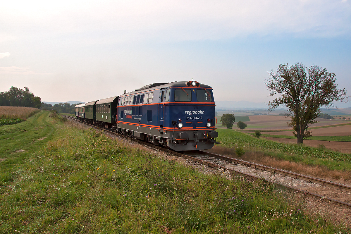 Mit dem Nostalgie Express  Leiser Berge  durch's herbstliche Weinviertel. Regiobahn 2143 062, unterwegs zwischen Mollmannsdorf und Würnitz-Hetzmannsdorf, am 23.09.2017.
