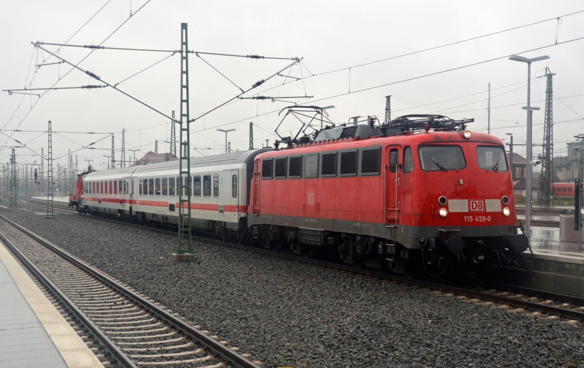 Mit dem nur aus zwei IC-Wagen bestehenden PbZ 2467 aus Berlin erreichte 115 459 am 13.10.15 den Leipziger Hbf. Da das Gleis noch von dem PbZ 2466 belegt war blieb der Zug vor der Bahnhofshalle stehen.