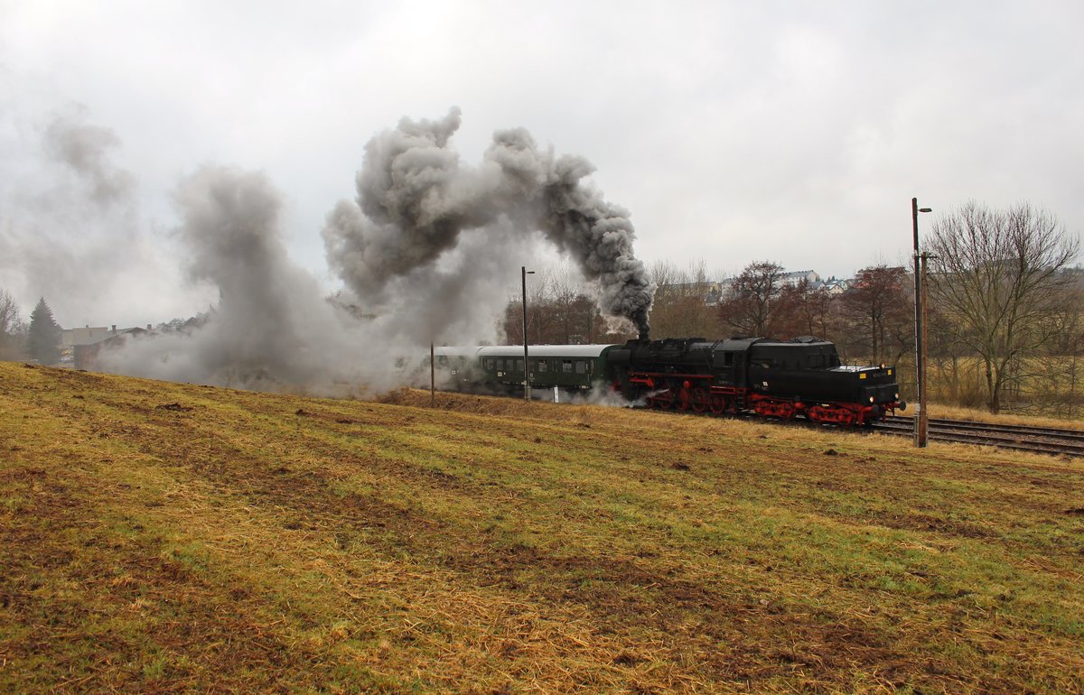 Mit dem Osterhasen auf der Wisentatalbahn nach Schleiz. Hieß es am 01.04.18 als der VSE (Verein Sächsischer Eisenbahnfreunde e.V. Schwarzenberg) mit der 52 8079-7 nach Schleiz kam. Hier ist die Rückfahrt nach Schwarzenberg in der Ausfahrt Schleiz.