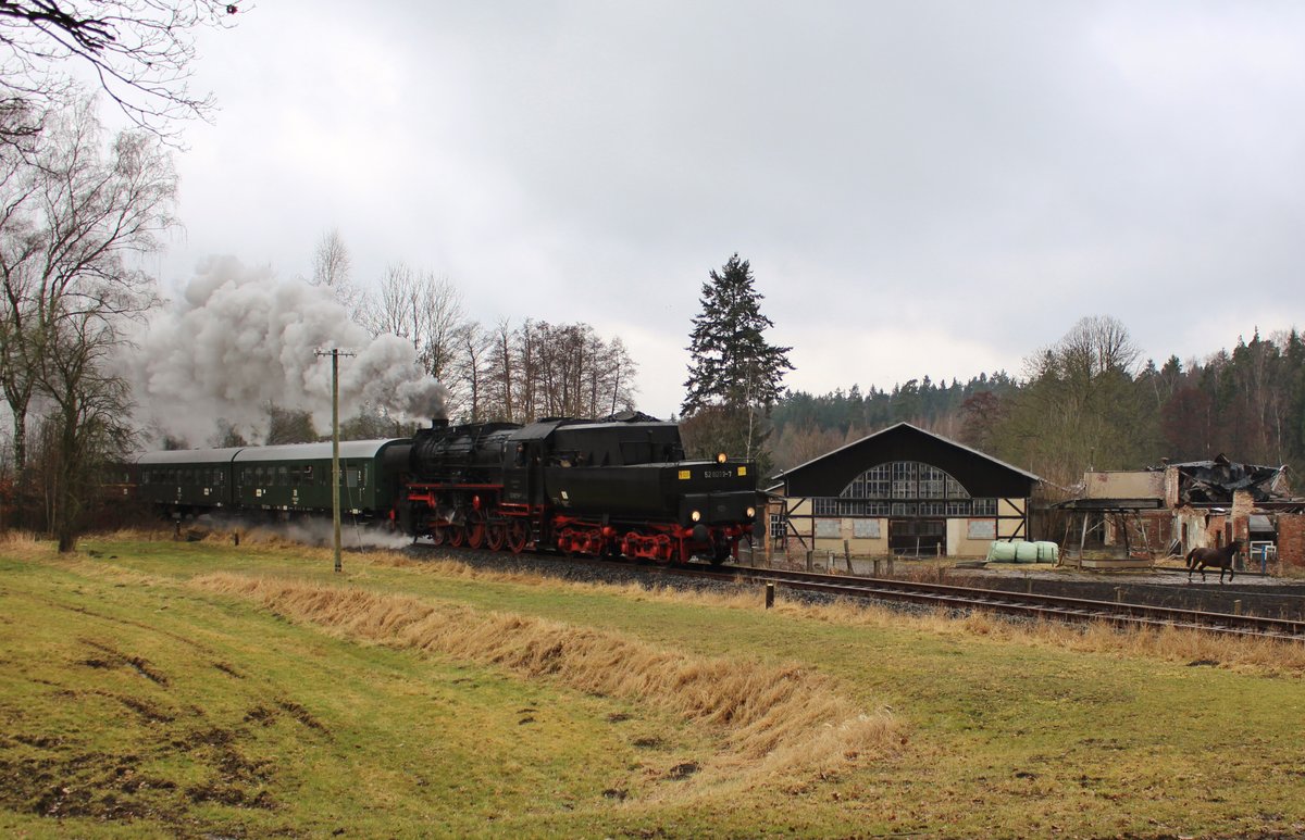 Mit dem Osterhasen auf der Wisentatalbahn nach Schleiz. Hieß es am 01.04.18 als der VSE (Verein Sächsischer Eisenbahnfreunde e.V. Schwarzenberg) mit der 52 8079-7 nach Schleiz kam. Hier ist die Rückfahrt an der Schmidtenmühle.