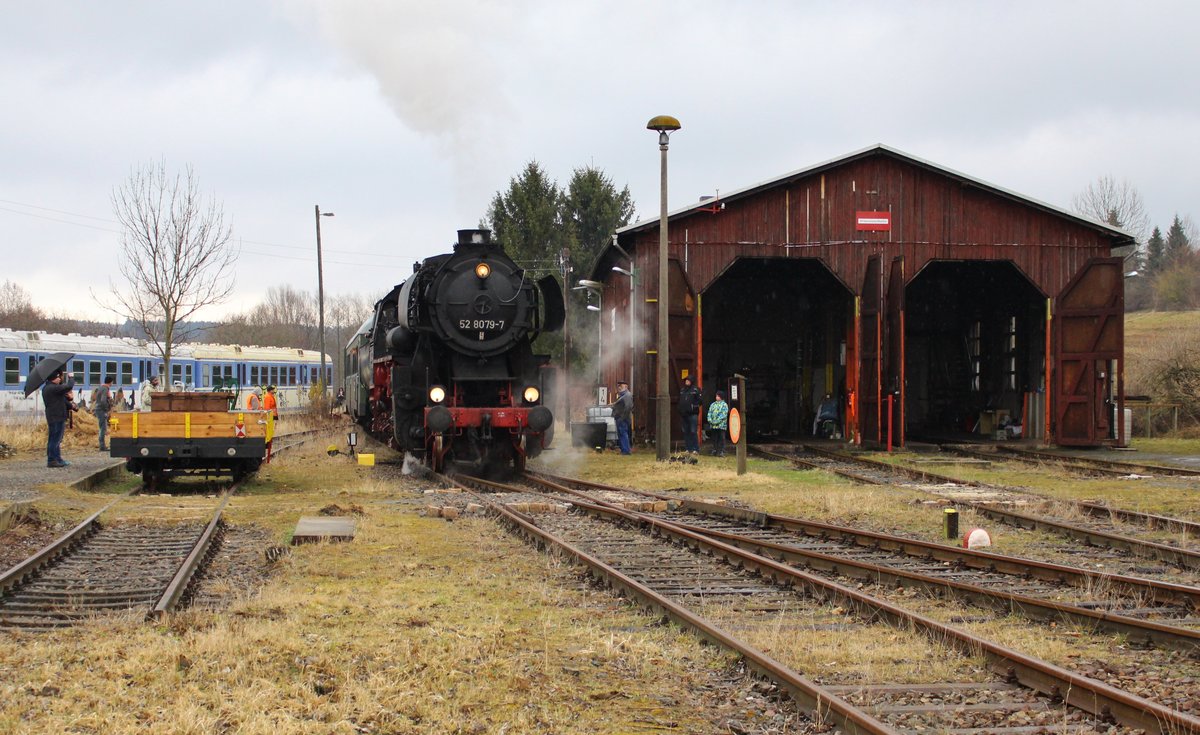 Mit dem Osterhasen auf der Wisentatalbahn nach Schleiz. Hieß es am 01.04.18 als der VSE (Verein Sächsischer Eisenbahnfreunde e.V. Schwarzenberg) mit der 52 8079-7 nach Schleiz kam. Hier zu sehen beim umsetzen in Schleiz.