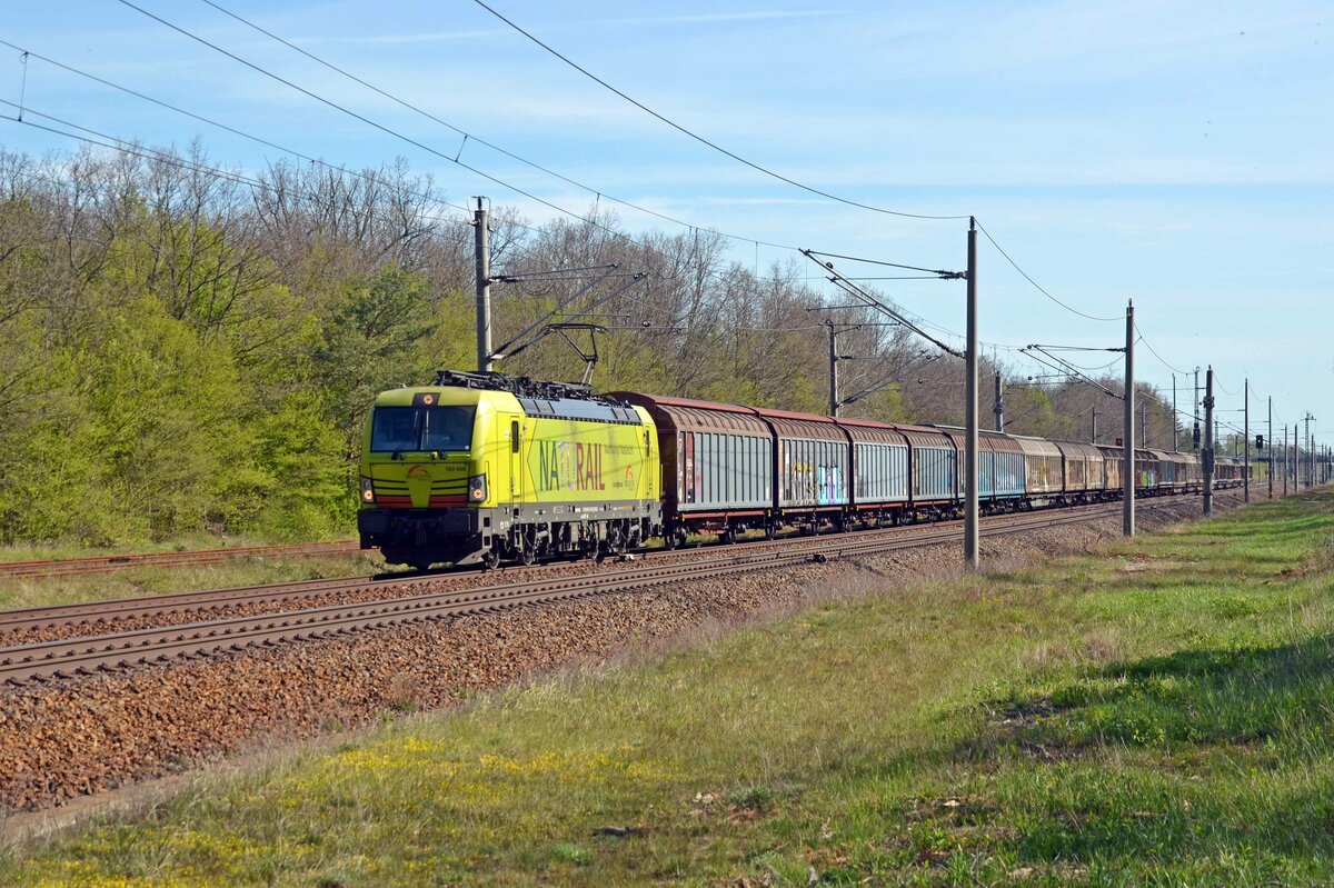 Mit dem Papierzug aus Rostock rollt 193 559 der TX Logistik am 09.05.21 durch Burgkemnitz Richtung Bitterfeld.