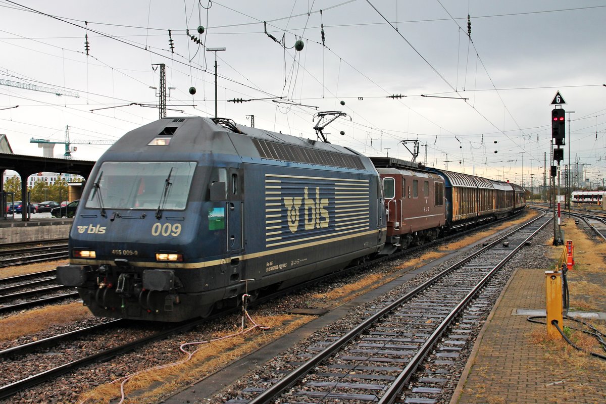 Mit dem Papierzug (Malmö - Dortmund - Italien) fuhr am 06.10.2015 die Re 465 009-9  Napf  zusammen mit der Re 4/4 193 (425 193-0)  Steg  durch den Badischen Bahnhof von Basel in Richtung Rangierbahnhof Muttenz.