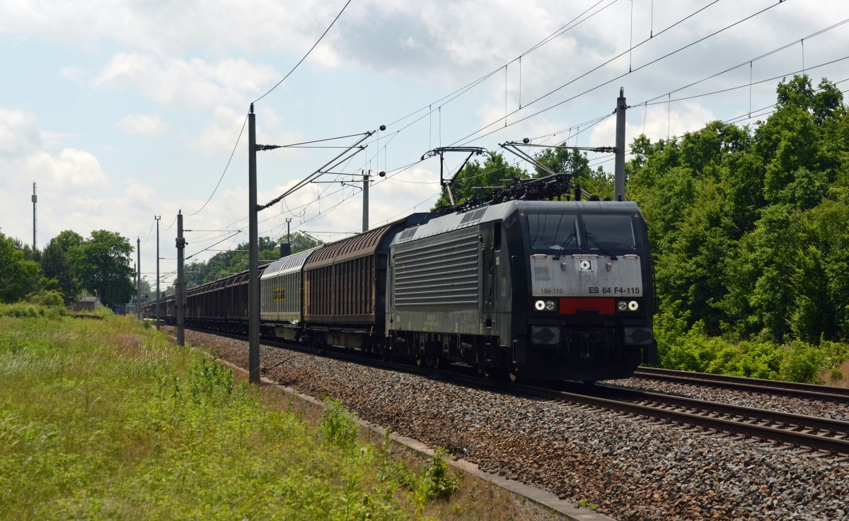 Mit dem Papierzug zum Rostocker Hafen passiert 189 115 der TX Logistik am 20.06.15 Burgkemnitz Richtung Wittenberg.