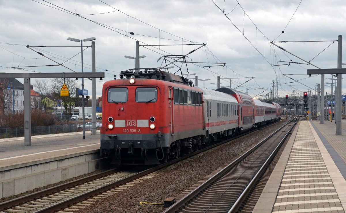 Mit dem PbZ 2466 von Leipzig nach Berlin passiert 140 539 am 23.12.14 Bitterfeld in Fahrtrichtung Dessau.