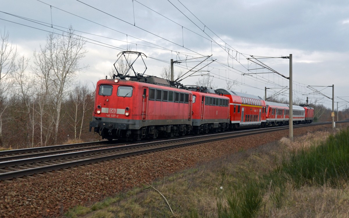 Mit dem PbZ 2467 von Berlin nach Leipzig fuhr 140 537 am 03.02.15 durch Petersroda Richtung Leipzig. Bei den Wagenloks handelt es sich um 115 198 und 112 180.