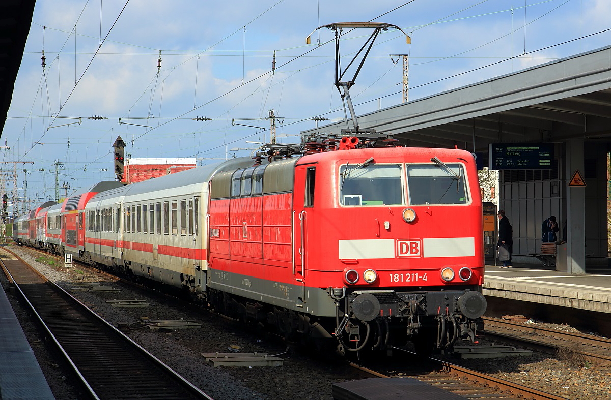 Mit dem PbZ 2470 durchfährt 181 211-4 am 16.04.2016 Essen Hbf.