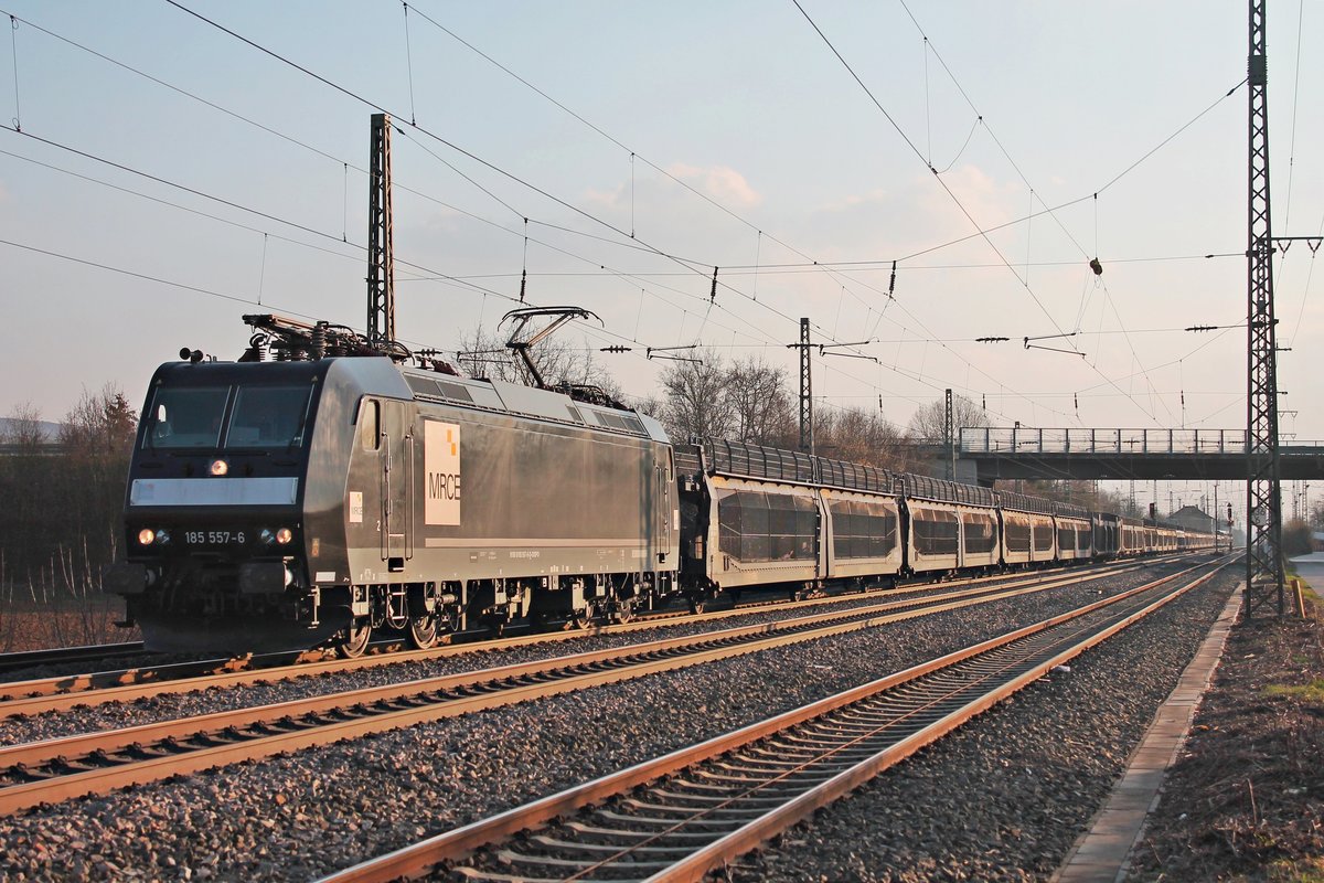 Mit dem  Peugeot -Autotransportzug (Mulhouse - Trnava), welcher an diesem Tag nur drei beladenen Wagen mitführte, fuhr am Nachmittag des 28.02.2019 die MRCE/CTD 185 557-6 durch den Bahnhof von Müllheim (Baden) in Richtung Freiburg (Breisgau).