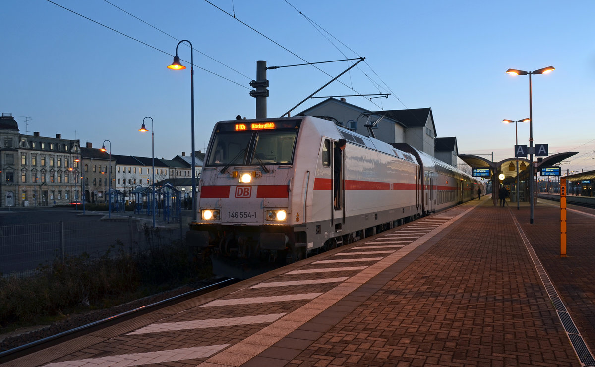 Mit dem planmäßig über Bitterfeld verkehrenden IC 1934 nach Emden wartet 146 554 am 27.11.16 in Bitterfeld auf die Abfahrt.