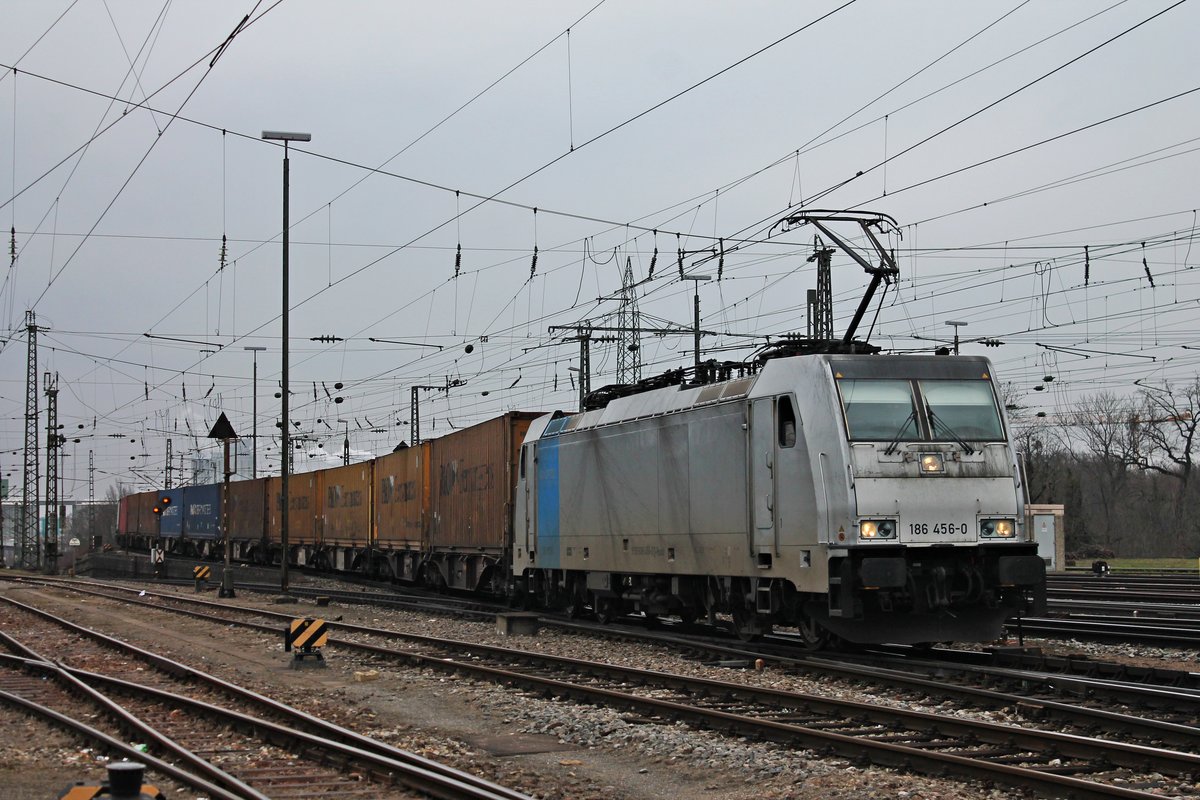 Mit dem  P&O -Containerzug aus Belgien fuhr am 23.02.2018 die Rpool/LINEAS 186 456-0 durchs nördlich Vorfeld vom Badischen Bahnhof von Basel in Richtung Rangierbahnhof Muttenz.