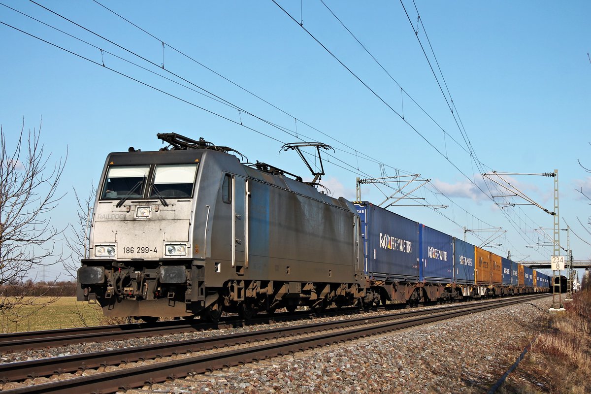 Mit dem  P&O -Containerzug aus Belgien fuhr am frühen Nachmittag des 20.01.2020 die Rpool/LINEAS 186 299-4 bei Hügelheim durchs Markgräflerland in Richtung Schweiz.
