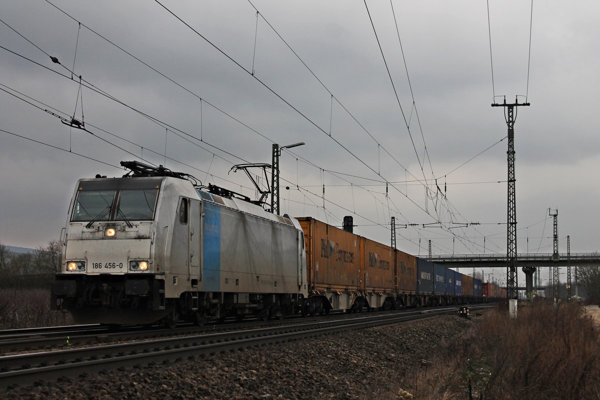 Mit dem  P&O -Containerzug nach Belgien fuhr am Nachmittag des 19.02.2018 die Rpool/LINEAS 186 456-0 von der Schweiz kommend durch die Überholgleise von Müllheijm (Baden) in Richtung Freiburg (Breisgau).