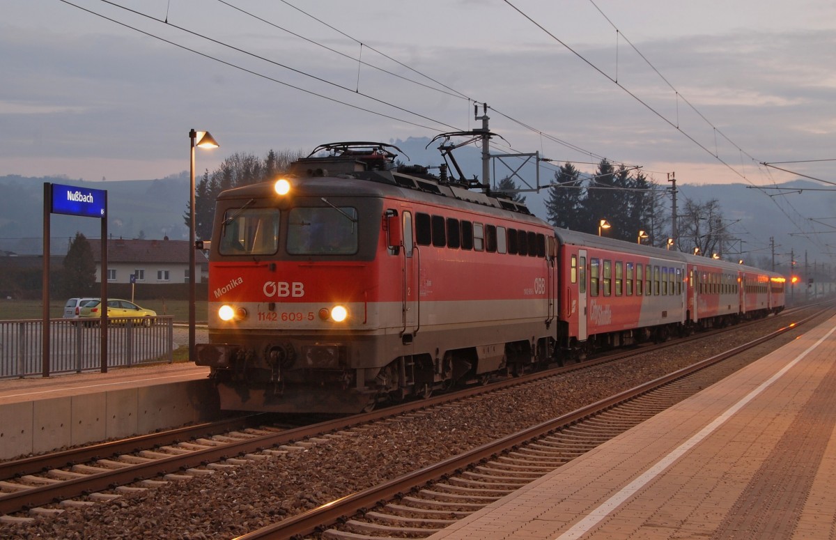 Mit dem R 3964 angehängt stoppt die 1142 609  Monika  am 15.12.2013
in der Haltestelle Nussbach.