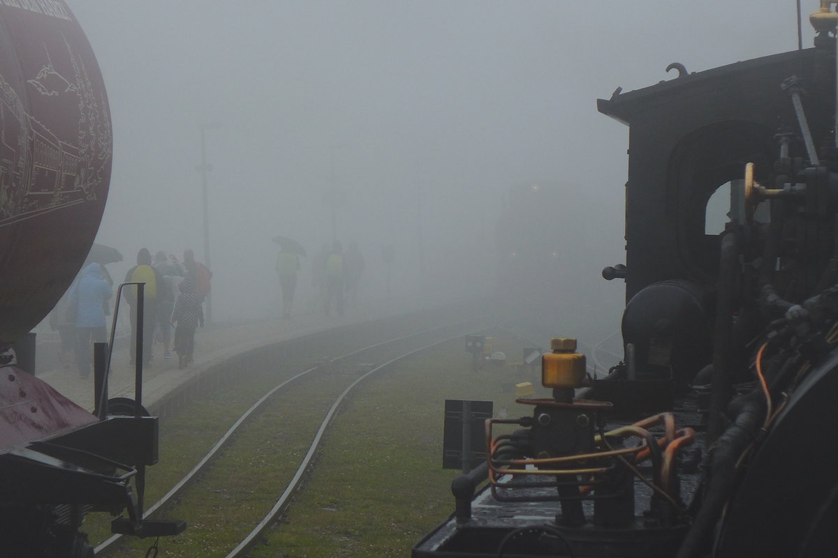 Mit dem Rad oben angekommen herrschte dichter Nebel. Zwischen dem Tarditionszug und dem aufgebockten Wasserwagen kann man schon 99 7241 erkennen, die mich nach Drei Annen Hohne bringen wird.

Brocken, 05. August 2017