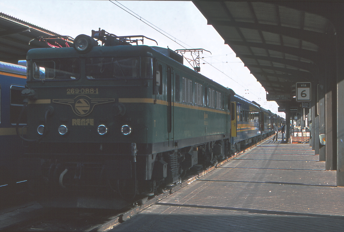 Mit dem Rapido 520 wurde im Jahr 1983 neu eine Tagesverbindung von Madrid nach Alicante und Cartagena geschaffen. Die Traktion bis Albacete übernahmen die 269 des Depot Madrid Fuencarral, deren Höchstgeschwindigkeit von 140 km/h war damals ausreichend. In Albacete wurde der Zug geteilt und Diesellok der Reihe 333 brachten die beiden Wagengruppen zu ihren Endbahnhöfen. Oktober 1983. Canon AE1, Canoscan, GIMP.