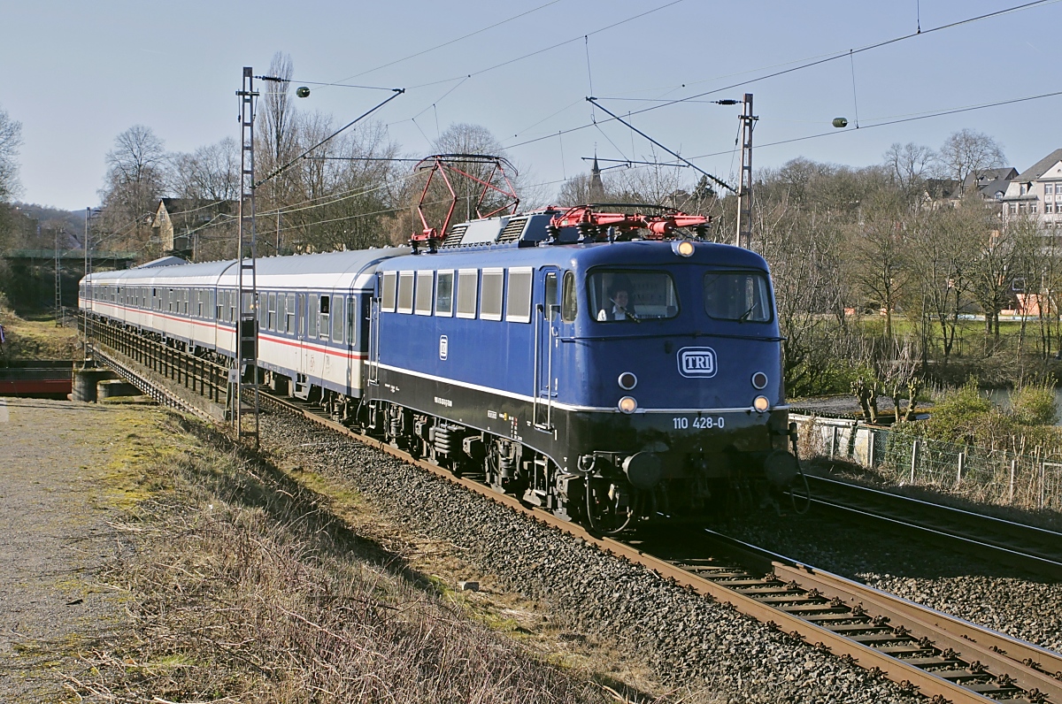Mit dem RB 40-Ersatzzug von Essen nach Hagen ist die TRI-110 428-0 am 27.02.2022 am Stadtrand von Wetter unterwegs