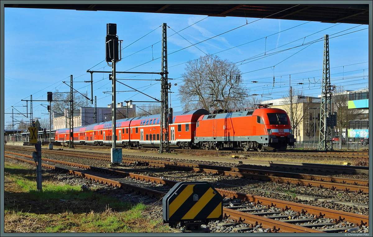 Mit dem RE 1 nach Frankfurt/Oder verlässt 182 004 am 12.02.2022 den Brandenburger Hauptbahnhof.