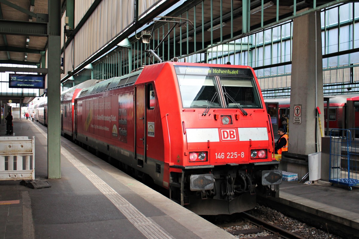 Mit dem RE 19041 (Stuttgart Hbf - Singen (Hohentwiel)) stand am 23.10.2014 die 146 225-8  Baden Württemberg erfahren/Danke für 20 Mio. verkaufte Tickets  im Startbahnhof und wartet auf die Ausfahrt.