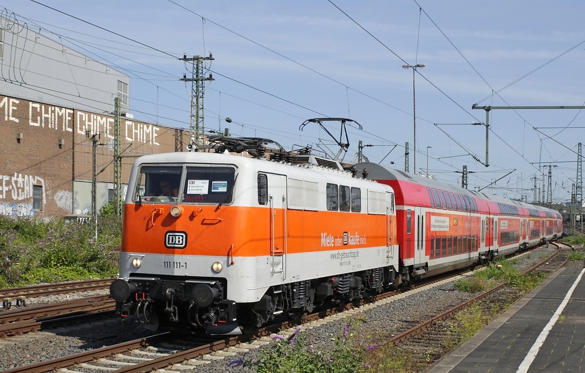 Mit dem RE 3-Ersatzzug kommt 111 111-1 am 24.08.2021 im Düsseldorfer Hauptbahnhof an
