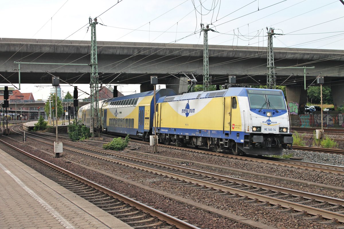 Mit dem RE 3 (Hamburg Hbf - Uelzen) fuhr am Abend des 18.07.2019 die LNVG/ME ME 146-14 (146 514-5)  Sarstedt  aus dem Bahnhof von Hamburg Harburg in Richtung Süden.