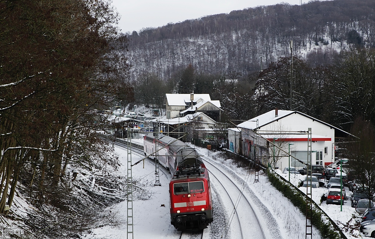 Mit dem RE 4 verlässt 111 125 am 01.02.2019 Ennepetal-Gevelsberg