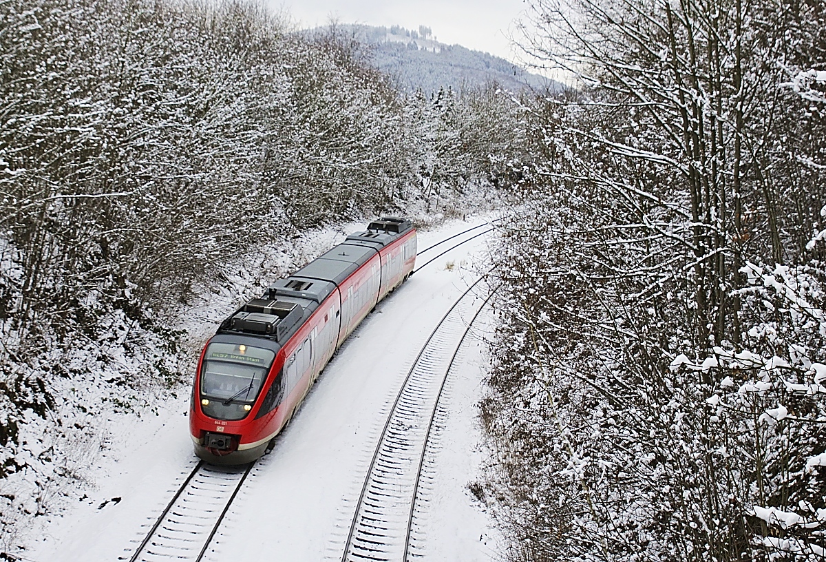 Mit dem RE 57 nach Brilon Stadt fährt 644 021 am 09.01.2021 aus Bigge-Olsberg aus