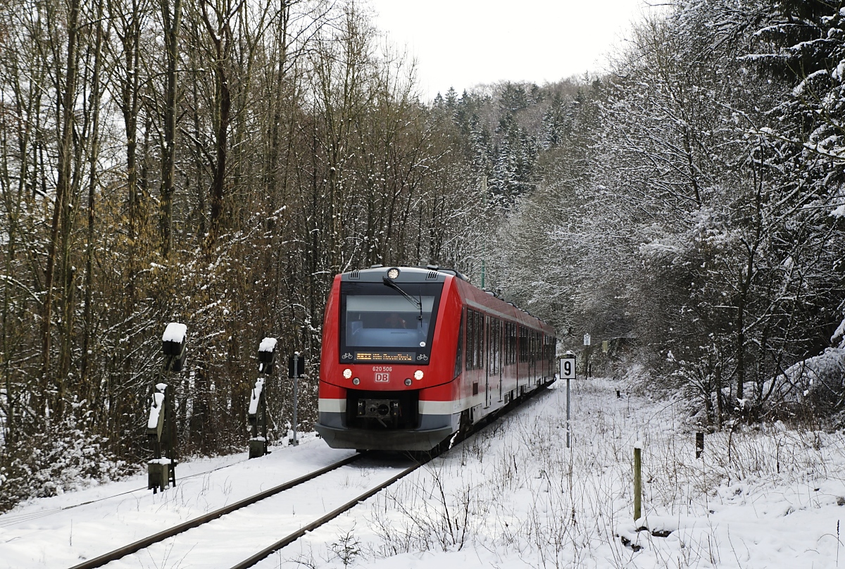 Mit dem RE von Trier nach Köln kommt 620 506 am 28.02.2020 in Urft (Steinfeld) an