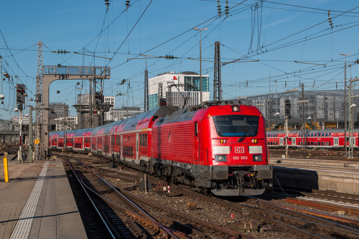 Mit dem RE1 aus Ingolstadt erreicht 102 003 den Hauptbahnhof in München. Fotografiert am 10.02.2022 