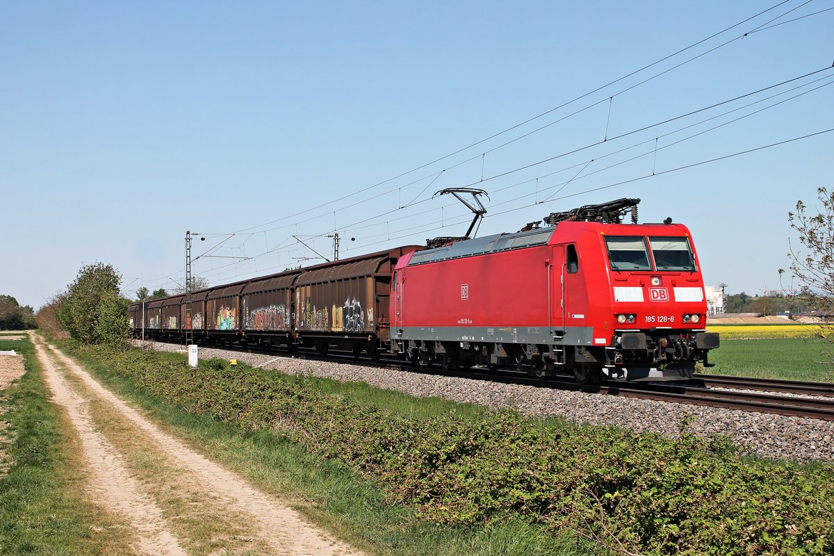 Mit dem  Redbull -Zug GK 49051 (Hamburg-Waltershof Mühlenwerder - Buchs SG) fuhr am Nachmittag des 22.04.2020 die 185 128-6 südlich von Buggingen über die Rheintalbahn in Richtung Müllheim (Baden).