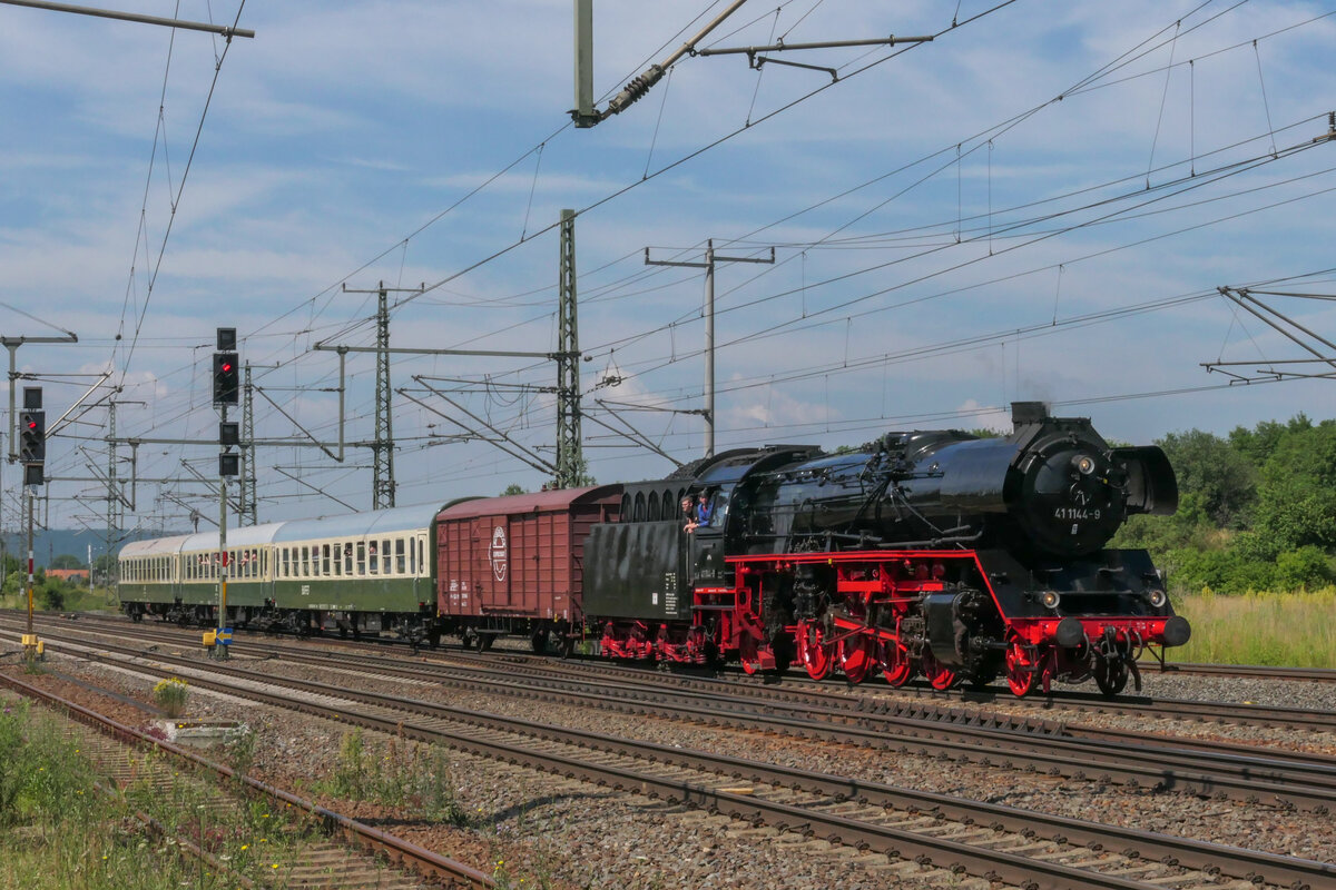 Mit dem Regenbogen-Express I von Arnstadt nach Sömmerda am Haken, fährt 41 1144 am 03.07.2021 in den Bahnhof Neudietendorf ein, fast so leise wie ein ICE.