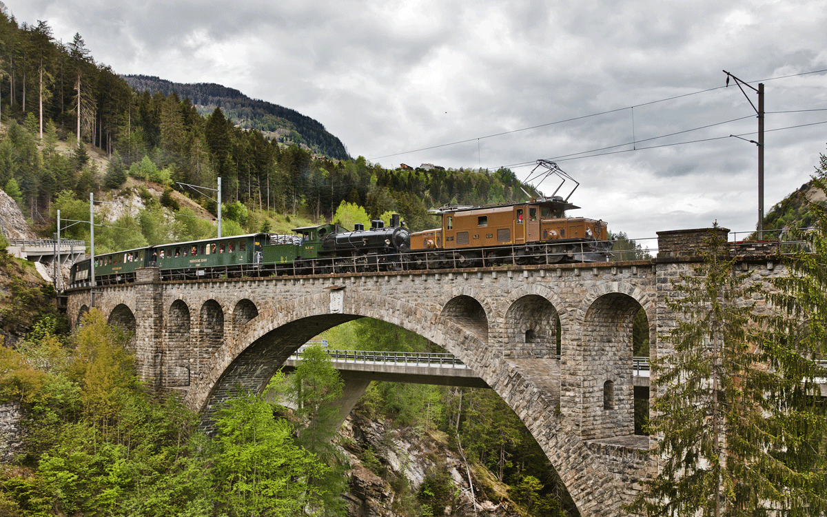 Mit dem RhB Krokodil Ge 6/6 I 415 als Vorspann fährt der Muttertagssonderzug mit der G 4/5 107 über das Solisviadukt.Bild vom 14.5.2017