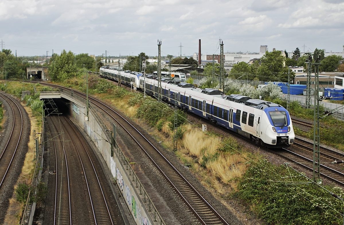 Mit dem Rhein-Münsterland-Express (RE 7) von Krefeld nach Rheine treffen ET 375 und ein weiterer ET von National Express am 10.08.2019 in Neuss ein