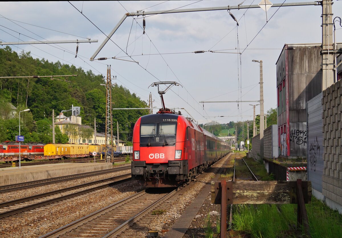 Mit dem RJ 745 (Salzburg Hbf - Wien Hbf) hat die 1116.225  Heute - Für morgen - Für uns  am 20.05.2023 den Bahnhof Vöcklabruck auf Bahnsteig 1 verlassen und fährt der oberösterreichischen Landeshauptstadt Linz entgegen.